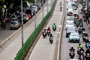 Salah satu penyebab terjadinya kecelakaan adalah kendaraan pribadi baik mobil maupun motor yang nekat menerobos jalur Transjakarta, karena itu Pelaksana tugas (Plt) Gubernur DKI Jakarta Sumarsono meminta petugas Tranjakarta menindak tegas dan  kalau perlu sekali ditangkap langsung motornya disita. AKTUAL/Munzir.