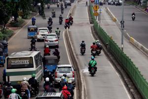 Salah satu penyebab terjadinya kecelakaan adalah kendaraan pribadi baik mobil maupun motor yang nekat menerobos jalur Transjakarta, karena itu Pelaksana tugas (Plt) Gubernur DKI Jakarta Sumarsono meminta petugas Tranjakarta menindak tegas dan  kalau perlu sekali ditangkap langsung motornya disita. AKTUAL/Munzir.