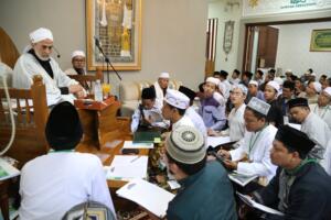 Maulana Syekh Yusri Rusydi Jabr Al Hasani dalam acara pembacaan kitab amin al-I'lam bi anna attasawwuf min syariat al-islam karangan syekh Abdullah Siddiq al-Ghumari di Majelis Zawiyah Arraudah, Tebet, Jakarta Selatan, Sabtu (28/1/2017). AKTUAL/Tino Oktaviano