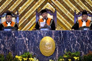 Ketua Mahkamah Agung (MA) M. Hatta Ali (tengah) didampingi Wakil Ketua MA Bidang Yudisial M. Syarifuddin (kiri) dan Wakil Ketua MA Bidang Non Yudisial Suwardi (kanan) membacakan Laporan Tahunan 2016 dalam sidang pleno di Gedung MA, Jakarta, Kamis (9/2). Hatta Ali mengatakan dalam bidang teknologi dan informasi, MA dan satuan kerja di bawahnya telah melakukan berbagai inovasi untuk memberikan pelayanan terbaik kepada publik diantaranya Penerapan Sistem Peradilan Pidana Terpadu (SPPT) dan Pengembangan Sistem Informasi Pengawasan (SIWAS). ANTARA FOTO/Widodo S. Jusuf/pd/17.