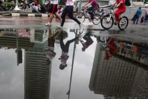 Walaupun gerimis terus menerus mengguyur Jakarta sejak pagi tadi tidak menyurutkan minat masyarakat yang melakukan kegiatan rutin hari bebas kendaraan bermotor atau car free day (CFD) di Bundaran Hotel Indonesia. AKTUAL/Munzir