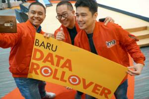 President Director& CEO Indosat Ooredoo, Alexander Rusli (tengah) bersama Group Head Proposition and Acquisition, Jason Monteiro (kanan) dan Division Head Core Service ,Sharif Mahfoedz saat hadir pada  peluncuran fitur Data Rollover di Jakarta,Kamis (2/2).Data Rollover memungkinkan pelanggan yang tidak menggunakan kuota utama sampai habis di bulan tersebut untuk dapat menggunakan sisa kuota yang ada di bulan berikutnya ,pelanggan dapat mengakumulasikan sisa kuota selama satu tahun.Pelanggan IM3 Ooredoo juga dapat menggunakan sisa kuota yang tidak terpakai ketika membutuhkannya, dan keistimewaan ini berlaku sampai dengan 12 bulan,artinya misal pelanggan telah membayar kuota data sebesar 4 GB dan hanya digunakan sebanyak 2,8 GB data 1,2 GB yang tersisa akan ditambahkan melalui Data Rollover di bulan selanjutnya dan seterusnya. AKTUAL/Eko Hilman