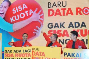 President Director& CEO Indosat Ooredoo, Alexander Rusli (tengah) bersama Group Head Proposition and Acquisition, Jason Monteiro (kanan) dan Division Head Core Service ,Sharif Mahfoedz saat hadir pada  peluncuran fitur Data Rollover di Jakarta,Kamis (2/2).Data Rollover memungkinkan pelanggan yang tidak menggunakan kuota utama sampai habis di bulan tersebut untuk dapat menggunakan sisa kuota yang ada di bulan berikutnya ,pelanggan dapat mengakumulasikan sisa kuota selama satu tahun.Pelanggan IM3 Ooredoo juga dapat menggunakan sisa kuota yang tidak terpakai ketika membutuhkannya, dan keistimewaan ini berlaku sampai dengan 12 bulan,artinya misal pelanggan telah membayar kuota data sebesar 4 GB dan hanya digunakan sebanyak 2,8 GB data 1,2 GB yang tersisa akan ditambahkan melalui Data Rollover di bulan selanjutnya dan seterusnya. AKTUAL/Eko Hilman