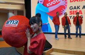 President Director& CEO Indosat Ooredoo, Alexander Rusli (tengah) bersama Group Head Proposition and Acquisition, Jason Monteiro (kanan) dan Division Head Core Service ,Sharif Mahfoedz saat hadir pada  peluncuran fitur Data Rollover di Jakarta,Kamis (2/2).Data Rollover memungkinkan pelanggan yang tidak menggunakan kuota utama sampai habis di bulan tersebut untuk dapat menggunakan sisa kuota yang ada di bulan berikutnya ,pelanggan dapat mengakumulasikan sisa kuota selama satu tahun.Pelanggan IM3 Ooredoo juga dapat menggunakan sisa kuota yang tidak terpakai ketika membutuhkannya, dan keistimewaan ini berlaku sampai dengan 12 bulan,artinya misal pelanggan telah membayar kuota data sebesar 4 GB dan hanya digunakan sebanyak 2,8 GB data 1,2 GB yang tersisa akan ditambahkan melalui Data Rollover di bulan selanjutnya dan seterusnya. AKTUAL/Eko Hilman