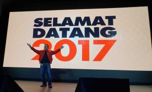 President Director& CEO Indosat Ooredoo, Alexander Rusli (tengah) bersama Group Head Proposition and Acquisition, Jason Monteiro (kanan) dan Division Head Core Service ,Sharif Mahfoedz saat hadir pada  peluncuran fitur Data Rollover di Jakarta,Kamis (2/2).Data Rollover memungkinkan pelanggan yang tidak menggunakan kuota utama sampai habis di bulan tersebut untuk dapat menggunakan sisa kuota yang ada di bulan berikutnya ,pelanggan dapat mengakumulasikan sisa kuota selama satu tahun.Pelanggan IM3 Ooredoo juga dapat menggunakan sisa kuota yang tidak terpakai ketika membutuhkannya, dan keistimewaan ini berlaku sampai dengan 12 bulan,artinya misal pelanggan telah membayar kuota data sebesar 4 GB dan hanya digunakan sebanyak 2,8 GB data 1,2 GB yang tersisa akan ditambahkan melalui Data Rollover di bulan selanjutnya dan seterusnya. AKTUAL/Eko Hilman
