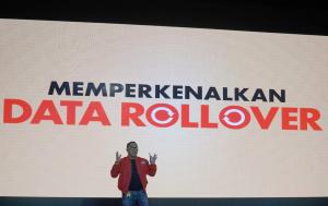 President Director& CEO Indosat Ooredoo, Alexander Rusli (tengah) bersama Group Head Proposition and Acquisition, Jason Monteiro (kanan) dan Division Head Core Service ,Sharif Mahfoedz saat hadir pada  peluncuran fitur Data Rollover di Jakarta,Kamis (2/2).Data Rollover memungkinkan pelanggan yang tidak menggunakan kuota utama sampai habis di bulan tersebut untuk dapat menggunakan sisa kuota yang ada di bulan berikutnya ,pelanggan dapat mengakumulasikan sisa kuota selama satu tahun.Pelanggan IM3 Ooredoo juga dapat menggunakan sisa kuota yang tidak terpakai ketika membutuhkannya, dan keistimewaan ini berlaku sampai dengan 12 bulan,artinya misal pelanggan telah membayar kuota data sebesar 4 GB dan hanya digunakan sebanyak 2,8 GB data 1,2 GB yang tersisa akan ditambahkan melalui Data Rollover di bulan selanjutnya dan seterusnya. AKTUAL/Eko Hilman