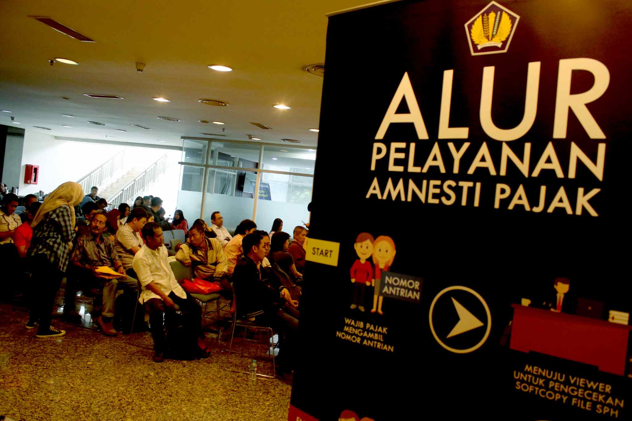 Wajib pajak mengantre sebelum dipanggil menuju bilik tax amnesty di Kantor Pusat Ditjen Pajak, Jakarta, Jumat (31/3). Untuk hari terakhir ini, Direktorat Jenderal Pajak (DJP) Kementerian Keuangan akan membuka pelayanan pengampunan pajak (tax amnesty) hingga pukul 24.00. AKTUAL/Tino Oktaviano