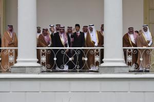 Presiden Joko Widodo (keenam kanan) bersama Raja Arab Saudi Salman bin Abdulaziz Al-Saud (kelima kiri) melambaikan tangan saat kunjungan kenegaraan, di beranda Istana Bogor, Jawa Barat, Rabu (1/3). Presiden mengatakan bahwa kunjungan tersebut menjadi titik tolak bagi peningkatan hubungan kerja sama Indonesia dan Arab Saudi. ANTARA FOTO/Puspa Perwitasari/kye/17