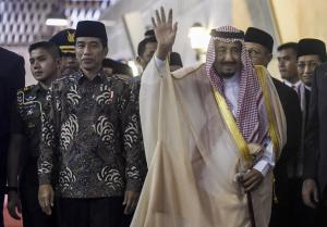 Presideng Joko Widodo (kiri) dan Raja Arab Saudi Salman bin Abdulaziz Al-Saud (kanan) mengunjungi Masjid Istiqlal, Jakarta, Kamis (2/3). Pada hari kedua kunjungan kenegaraannya ke Indonesia, Raja Salman mengunjungi DPR, Masjid Istiqlal dan melakukan pertemuan dengan tokoh agama di Istana Merdeka, Jakarta. ANTARA FOTO/Hafidz Mubarak A./ama/17