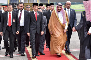 Presiden Joko Widodo (ketiga kiri) menyambut Raja Arab Saudi Salman bin Abdulaziz Al-Saud (ketiga kanan) saat tiba di Bandara Halim Perdanakusuma, Jakarta, Rabu (1/3). Kunjungan kenegaraan Raja Salman pada 1-9 Maret ke Indonesia diharapkan menjadi momentum untuk mendorong investasi dari Timur Tengah. ANTARA FOTO/Setpres/Agus Suparto/wsj/kye/17.