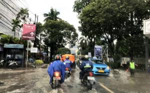 Beberapa kendaraan melintasi banjir di kawasan Jalan Ampera, Jakarta Selatan, Jumat (3/3).