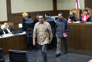 Anggota DPR Fraksi PAN Teguh Juwarno (kanan) dan mantan pimpinan Komisi II DPR Taufik Efendi (kiri) bersaksi pada sidang lanjutan dugaan Korupsi proyek e-KTP dengan terdakwa mantan pejabat Kementerian Dalam Negeri Irman dan Sugiharto di Pengadilan Tipikor Jakarta, Kamis (23/3/2017). Dalam sidangAnggota DPR Fraksi PAN Teguh Juwarno dan mantan pimpinan Komisi II DPR Taufik Efendi membantah adanya pembagian uang di ruang kerja anggota Komisi II DPR RI Mustokoweni pada September atau Oktober 2010. AKTUAL/Munzir