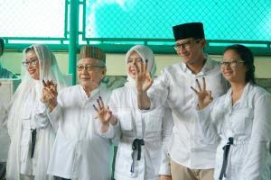 Calon Wakil Gubernur DKI Jakarta nomer urut tiga Sandiaga Uno bersama keluarga besarnya menggunakan hak pilih di TPS 01, Jalan Daha IV, Kelurahan Selong, Kebayoran Baru, Jakarta, Rabu (19/4). Sandiaga Uno hadir bersama keluarga ke TPS untuk menggunakan hak pilih pada Pemilihan Gubernur dan Wakil Gubernur DKI Jakarta putaran kedua. AKTUAL/Eko S Hilman