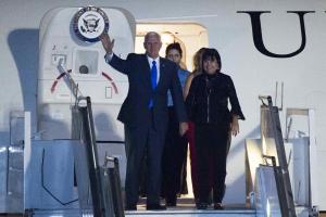 Wakil Presiden Amerika Serikat (AS) Michael R. Pence (kiri) melambaikan tangan saat tiba di Bandara Internasional Halim Perdanakusuma, Jakarta, Rabu (19/4) malam. Agenda utama kunjungan perdana Michael R. Pence ke Indonesia yaitu berkaitan dengan kepentingan Indonesia dan Amerika Serikat di bidang ekonomi dan politik. ANTARA FOTO/Rosa Panggabean/wsj/17.