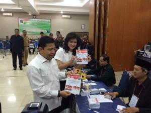 Ketua Umum Golkar Setya Novanto berserta istri memberikan hak suara di Pilkada Putaran kedua (Dok Aktual)