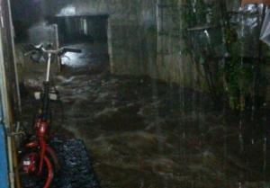 Banjir akibat luapan Kali Krukut yang melanda wilayah Cipete Utara, Jakarta selatan, Selasa (11/4). Foto: Ist