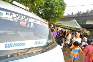 Warga melihat sebuah mikrolet yang terkena  ledakan yang diduga bom di Terminal Kampung Melayu, Jakarta, Kamis (25/5/2017). Warga memadati lokasi terjadinya ledakan untuk melihat langsung sisa-sisa bekas ledakan yang terjadi semalam. AKTUAL/Munzir