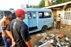 Warga melihat sebuah mikrolet yang terkena  ledakan yang diduga bom di Terminal Kampung Melayu, Jakarta, Kamis (25/5/2017). Warga memadati lokasi terjadinya ledakan untuk melihat langsung sisa-sisa bekas ledakan yang terjadi semalam. AKTUAL/Munzir