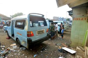 Warga melihat sebuah mikrolet yang terkena  ledakan yang diduga bom di Terminal Kampung Melayu, Jakarta, Kamis (25/5/2017). Warga memadati lokasi terjadinya ledakan untuk melihat langsung sisa-sisa bekas ledakan yang terjadi semalam. AKTUAL/Munzir