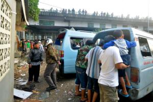 Warga melihat sebuah mikrolet yang terkena  ledakan yang diduga bom di Terminal Kampung Melayu, Jakarta, Kamis (25/5/2017). Warga memadati lokasi terjadinya ledakan untuk melihat langsung sisa-sisa bekas ledakan yang terjadi semalam. AKTUAL/Munzir
