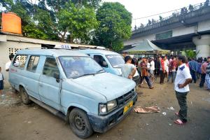 Warga melihat sebuah mikrolet yang terkena  ledakan yang diduga bom di Terminal Kampung Melayu, Jakarta, Kamis (25/5/2017). Warga memadati lokasi terjadinya ledakan untuk melihat langsung sisa-sisa bekas ledakan yang terjadi semalam. AKTUAL/Munzir