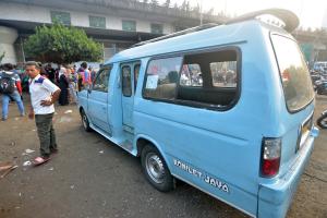 Warga melihat sebuah mikrolet yang terkena  ledakan yang diduga bom di Terminal Kampung Melayu, Jakarta, Kamis (25/5/2017). Warga memadati lokasi terjadinya ledakan untuk melihat langsung sisa-sisa bekas ledakan yang terjadi semalam. AKTUAL/Munzir