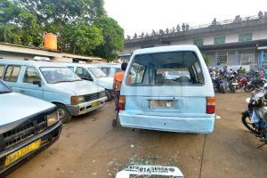 Warga melihat sebuah mikrolet yang terkena  ledakan yang diduga bom di Terminal Kampung Melayu, Jakarta, Kamis (25/5/2017). Warga memadati lokasi terjadinya ledakan untuk melihat langsung sisa-sisa bekas ledakan yang terjadi semalam. AKTUAL/Munzir