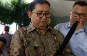 Ketua Umum Sekretariat Nasional Keris Indonesia Fadli Zon melihat pameran keris saat berlangsungnya Pameran Keris Nasional Mahakarya Keris Majapahit di Taman Mini Indonesia Indah (TMII), Jakarta, Kamis (4/5/2017). Sebanyak 100 keris yang ditempa di era Kerajaan Majapahit pada abad ke-14 dipamerkan saat Pameran Keris Nasional Mahakarya Keris Majapahit di Taman Mini Indonesia Indah (TMII). AKTUAL/Munzir