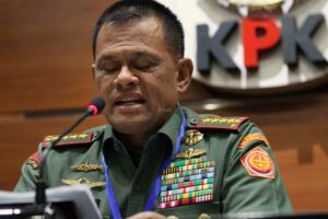 KPK dan TNI umumkan 3 tersangka pengadaan Heli AW-101 miliar rupiah. Panglima TNI Gatot Nurmantyo mengumumkan 3 tersangka dari TNI AU dengan inisial Marsma TNI FA, Letkol Admin TNI WW dan Pelda SS terkait pembelian Helikopter AugustaWestland (AW)-101 yang merugikan negara sebesar Rp 220 miliar. AKTUAL/Munzir