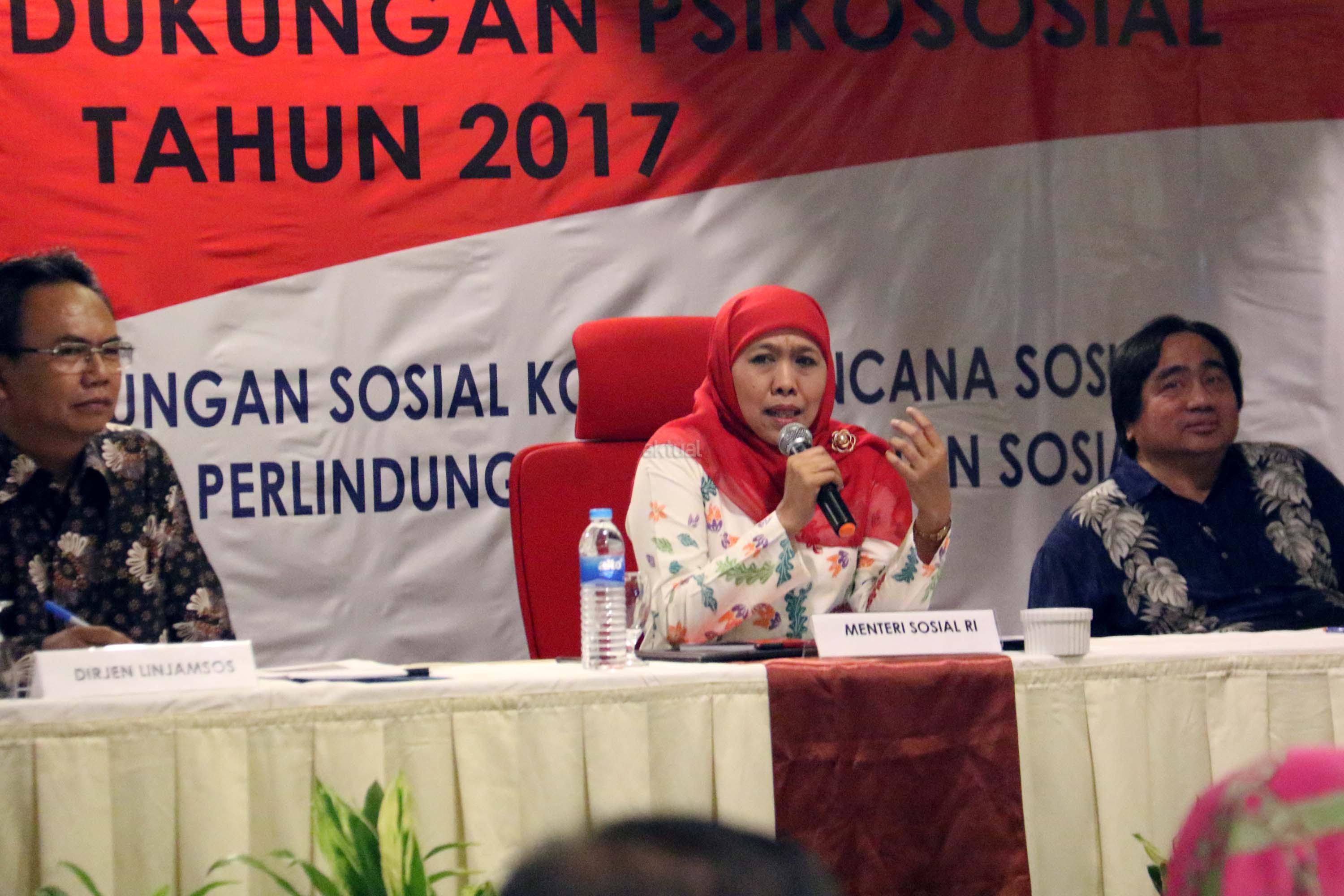 Image result for Menteri Sosial Khofifah Indar Parawansa saat memberi pengarahan Layanan Dukungan Psikologis