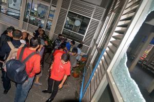 Warga memadati lokasi ledakan yang diduga bom di Terminal Kampung Melayu, Jakarta, Kamis (25/5/2017). Warga memadati lokasi terjadinya ledakan untuk melihat langsung sisa-sisa bekas ledakan yang terjadi semalam. AKTUAL/Munzir