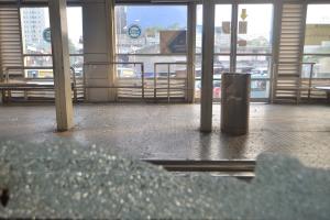 Warga memadati lokasi ledakan yang diduga bom di Terminal Kampung Melayu, Jakarta, Kamis (25/5/2017). Warga memadati lokasi terjadinya ledakan untuk melihat langsung sisa-sisa bekas ledakan yang terjadi semalam. AKTUAL/Munzir