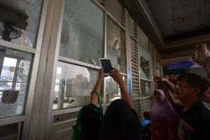 Warga memadati lokasi ledakan yang diduga bom di Terminal Kampung Melayu, Jakarta, Kamis (25/5/2017). Warga memadati lokasi terjadinya ledakan untuk melihat langsung sisa-sisa bekas ledakan yang terjadi semalam. AKTUAL/Munzir