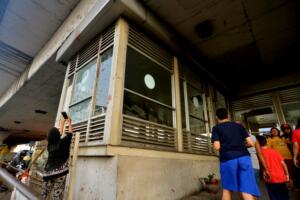 Warga memadati lokasi ledakan yang diduga bom di Terminal Kampung Melayu, Jakarta, Kamis (25/5/2017). Warga memadati lokasi terjadinya ledakan untuk melihat langsung sisa-sisa bekas ledakan yang terjadi semalam. AKTUAL/Munzir