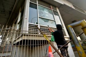 Warga memadati lokasi ledakan yang diduga bom di Terminal Kampung Melayu, Jakarta, Kamis (25/5/2017). Warga memadati lokasi terjadinya ledakan untuk melihat langsung sisa-sisa bekas ledakan yang terjadi semalam. AKTUAL/Munzir
