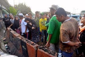 Warga memadati lokasi ledakan yang diduga bom di Terminal Kampung Melayu, Jakarta, Kamis (25/5/2017). Warga memadati lokasi terjadinya ledakan untuk melihat langsung sisa-sisa bekas ledakan yang terjadi semalam. AKTUAL/Munzir