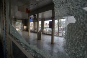 Warga memadati lokasi ledakan yang diduga bom di Terminal Kampung Melayu, Jakarta, Kamis (25/5/2017). Warga memadati lokasi terjadinya ledakan untuk melihat langsung sisa-sisa bekas ledakan yang terjadi semalam. AKTUAL/Munzir