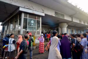 Warga memadati lokasi ledakan yang diduga bom di Terminal Kampung Melayu, Jakarta, Kamis (25/5/2017). Warga memadati lokasi terjadinya ledakan untuk melihat langsung sisa-sisa bekas ledakan yang terjadi semalam. AKTUAL/Munzir