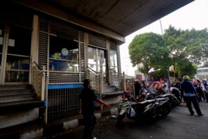 Warga memadati lokasi ledakan yang diduga bom di Terminal Kampung Melayu, Jakarta, Kamis (25/5/2017). Warga memadati lokasi terjadinya ledakan untuk melihat langsung sisa-sisa bekas ledakan yang terjadi semalam. AKTUAL/Munzir
