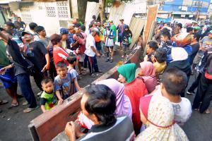 Warga memadati lokasi ledakan yang diduga bom di Terminal Kampung Melayu, Jakarta, Kamis (25/5/2017). Warga memadati lokasi terjadinya ledakan untuk melihat langsung sisa-sisa bekas ledakan yang terjadi semalam. AKTUAL/Munzir