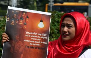 Petisi tanda tangan penolakan TDL yang diselenggarakan oleh Garda Muda Palapa (GMP) mendesak agar Pemerintah mengkaji ulng kebijakan kenaikan tarif dasar listrik dan segera usut mafia listrik. AKTUAL/Munzir