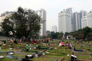 Warga berdoa di makam keluarga saat melakukan ziarah kubur di TPU Karet Tengsin, Jakarta Pusat, Kamis (25/5/2017). Tradisi ziarah kubur tersebut dilakukan warga menjelang bulan Ramadan untuk mendoakan keluarga yang telah meninggal dunia. AKTUAL/Munzir