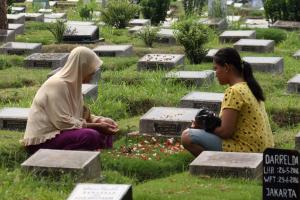 Warga berdoa di makam keluarga saat melakukan ziarah kubur di TPU Karet Tengsin, Jakarta Pusat, Kamis (25/5/2017). Tradisi ziarah kubur tersebut dilakukan warga menjelang bulan Ramadan untuk mendoakan keluarga yang telah meninggal dunia. AKTUAL/Munzir