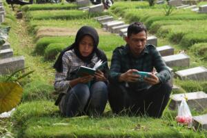Warga berdoa di makam keluarga saat melakukan ziarah kubur di TPU Karet Tengsin, Jakarta Pusat, Kamis (25/5/2017). Tradisi ziarah kubur tersebut dilakukan warga menjelang bulan Ramadan untuk mendoakan keluarga yang telah meninggal dunia. AKTUAL/Munzir