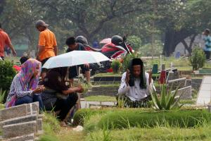 Warga berdoa di makam keluarga saat melakukan ziarah kubur di TPU Karet Tengsin, Jakarta Pusat, Kamis (25/5/2017). Tradisi ziarah kubur tersebut dilakukan warga menjelang bulan Ramadan untuk mendoakan keluarga yang telah meninggal dunia. AKTUAL/Munzir