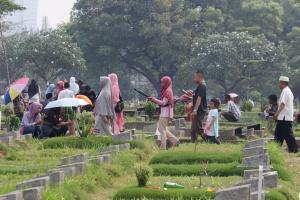 Warga berdoa di makam keluarga saat melakukan ziarah kubur di TPU Karet Tengsin, Jakarta Pusat, Kamis (25/5/2017). Tradisi ziarah kubur tersebut dilakukan warga menjelang bulan Ramadan untuk mendoakan keluarga yang telah meninggal dunia. AKTUAL/Munzir