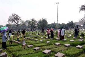 Warga berdoa di makam keluarga saat melakukan ziarah kubur di TPU Karet Tengsin, Jakarta Pusat, Kamis (25/5/2017). Tradisi ziarah kubur tersebut dilakukan warga menjelang bulan Ramadan untuk mendoakan keluarga yang telah meninggal dunia. AKTUAL/Munzir