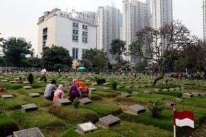 Warga berdoa di makam keluarga saat melakukan ziarah kubur di TPU Karet Tengsin, Jakarta Pusat, Kamis (25/5/2017). Tradisi ziarah kubur tersebut dilakukan warga menjelang bulan Ramadan untuk mendoakan keluarga yang telah meninggal dunia. AKTUAL/Munzir