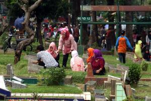 Warga berdoa di makam keluarga saat melakukan ziarah kubur di TPU Karet Tengsin, Jakarta Pusat, Kamis (25/5/2017). Tradisi ziarah kubur tersebut dilakukan warga menjelang bulan Ramadan untuk mendoakan keluarga yang telah meninggal dunia. AKTUAL/Munzir