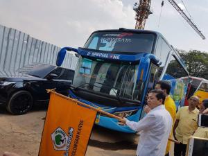 Ketua Umum Golkar pimpin pelepasan pemudik di kantor dpp golkar2